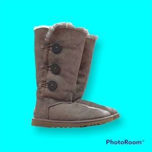UGG BOOTS. Bailey Button. Like new. Size 6. Gray